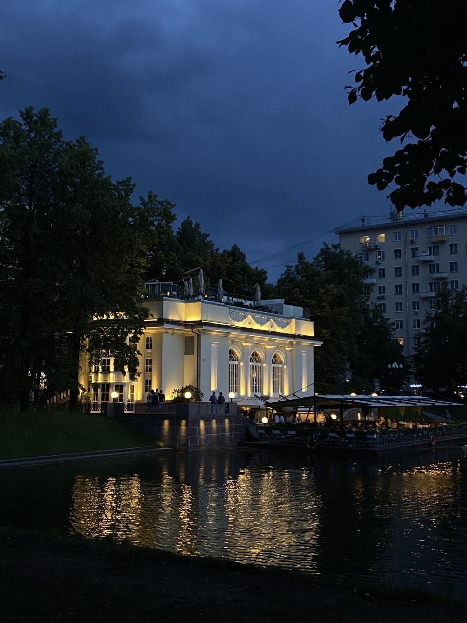 вечерняя Москва на патриарших прудах