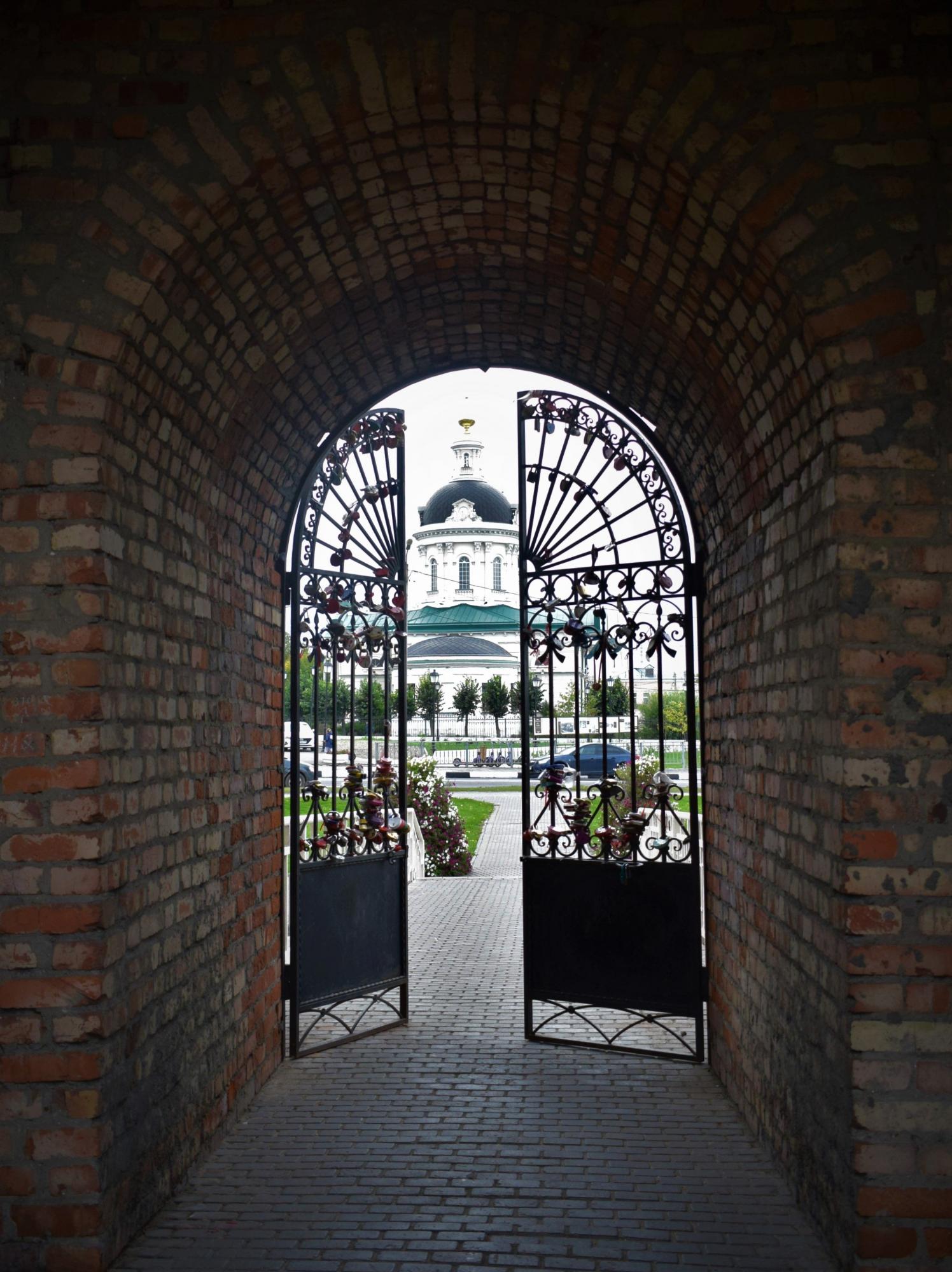 Взгляд через ворота Коломенского Кремля 