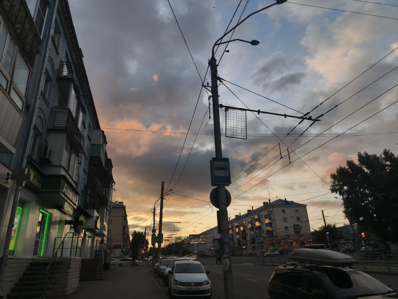 Закат над Барнаулом: волшебство вечернего города