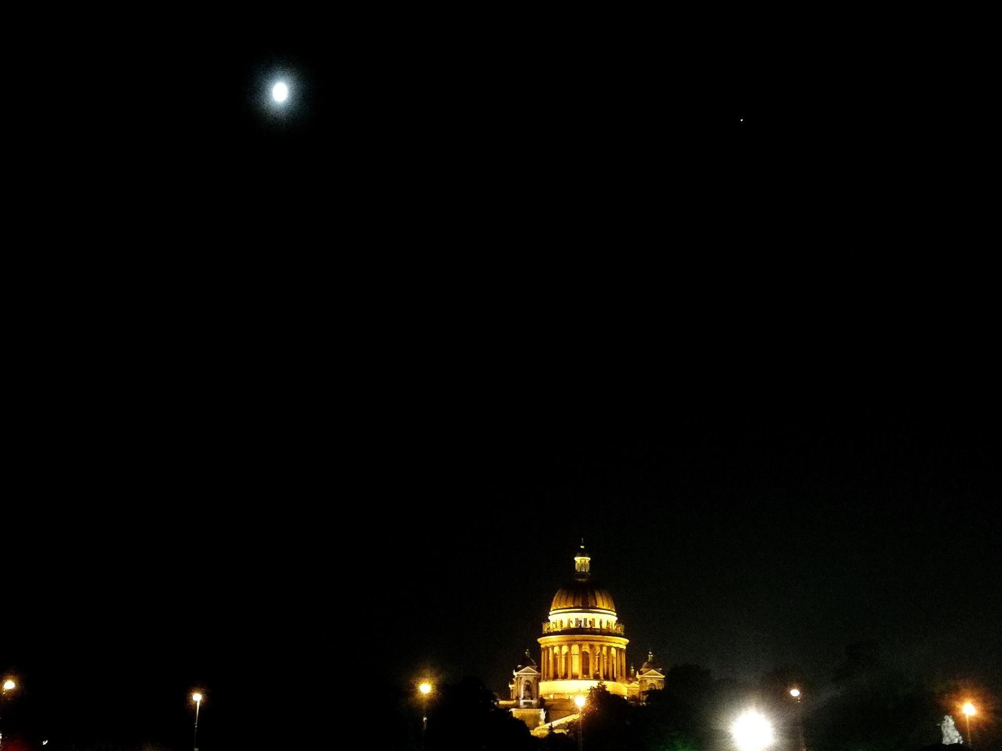 Собор в ночи, луна и фонари