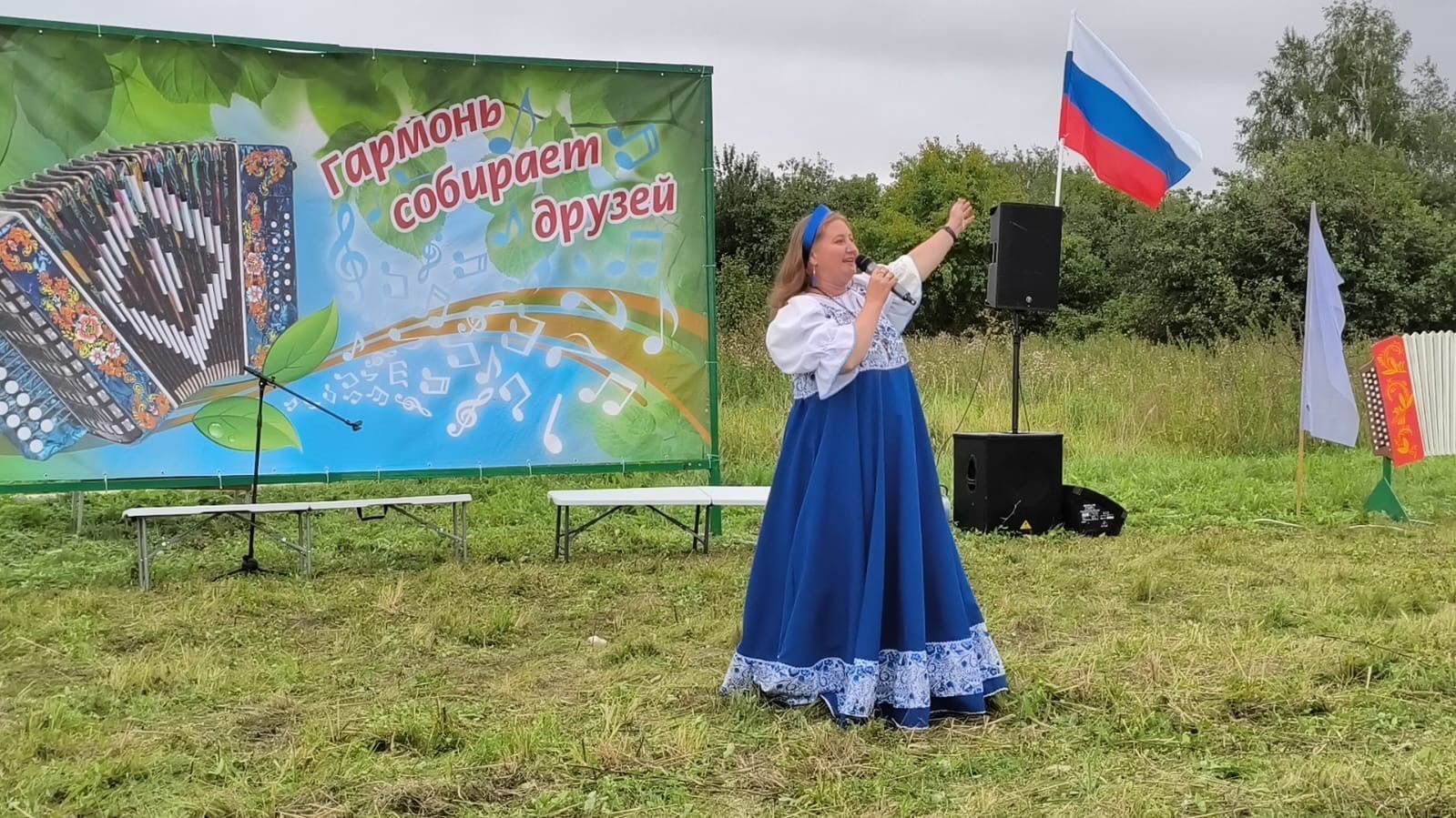 «А с песней жить нам веселей»