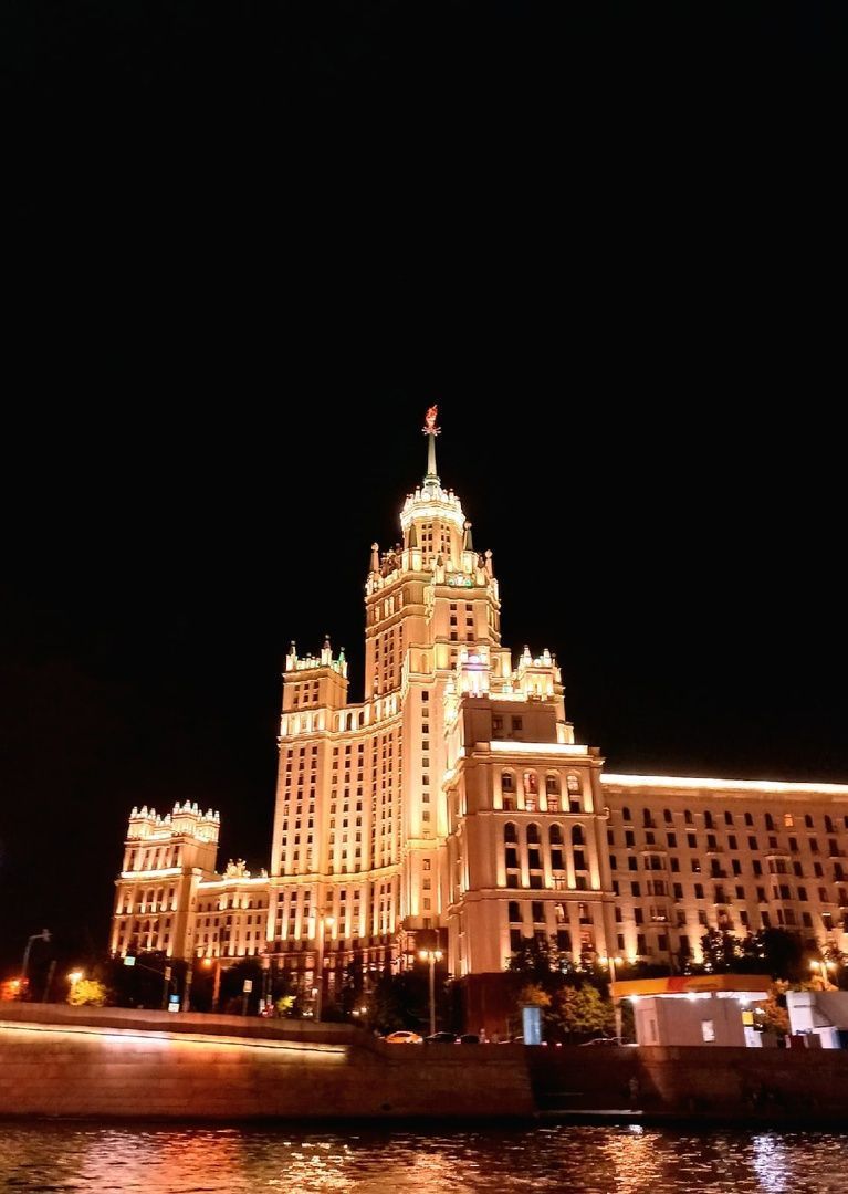 Московский государственный университет в ночи