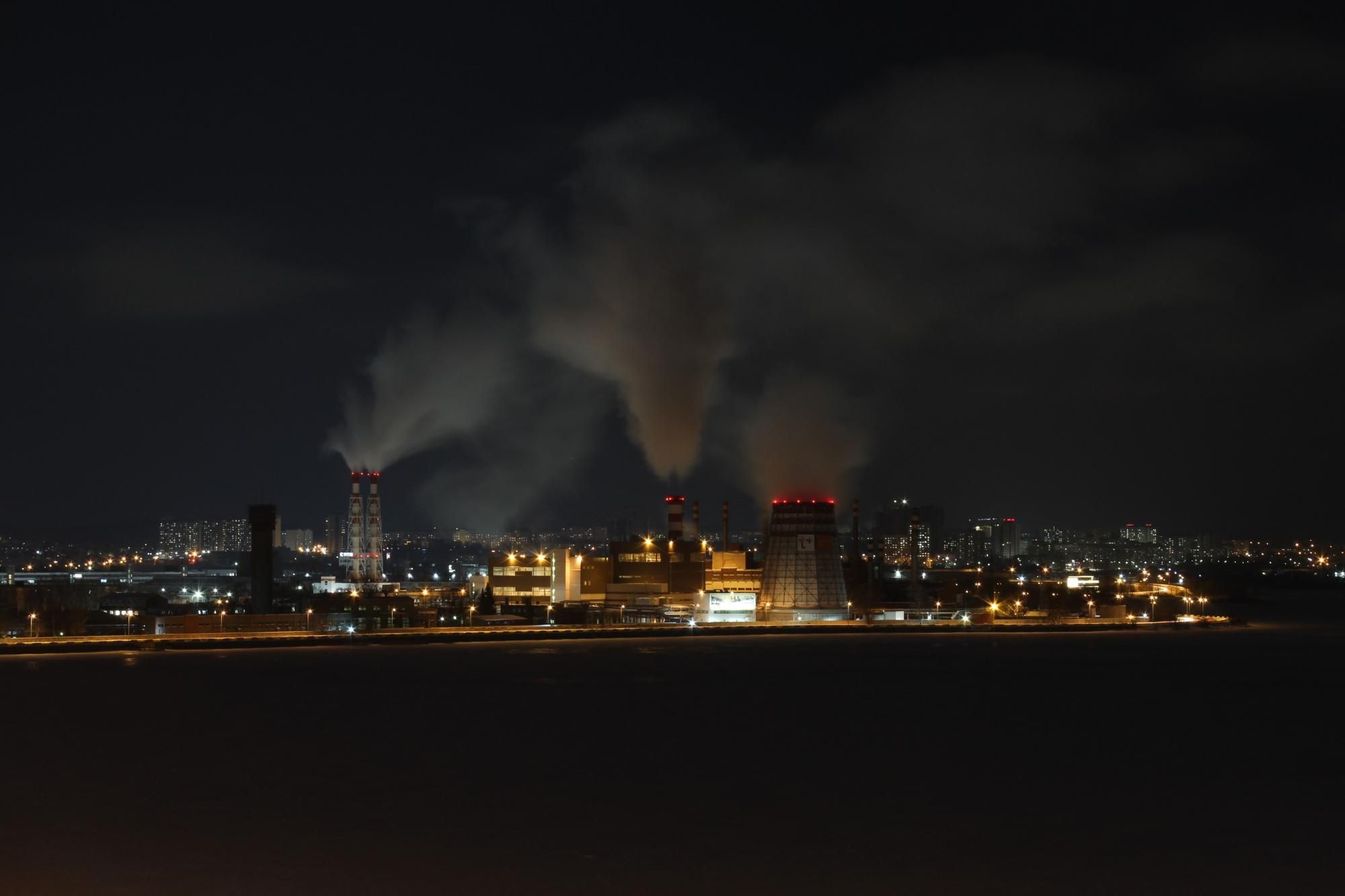 Вид на завод ночью