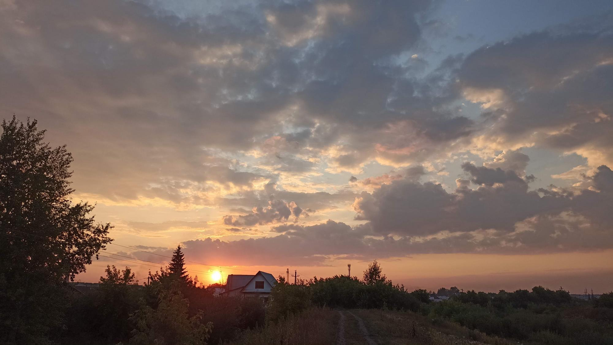Августовский закат над микрорайоном Хлызово (г. Шадринск, Курганская область) 