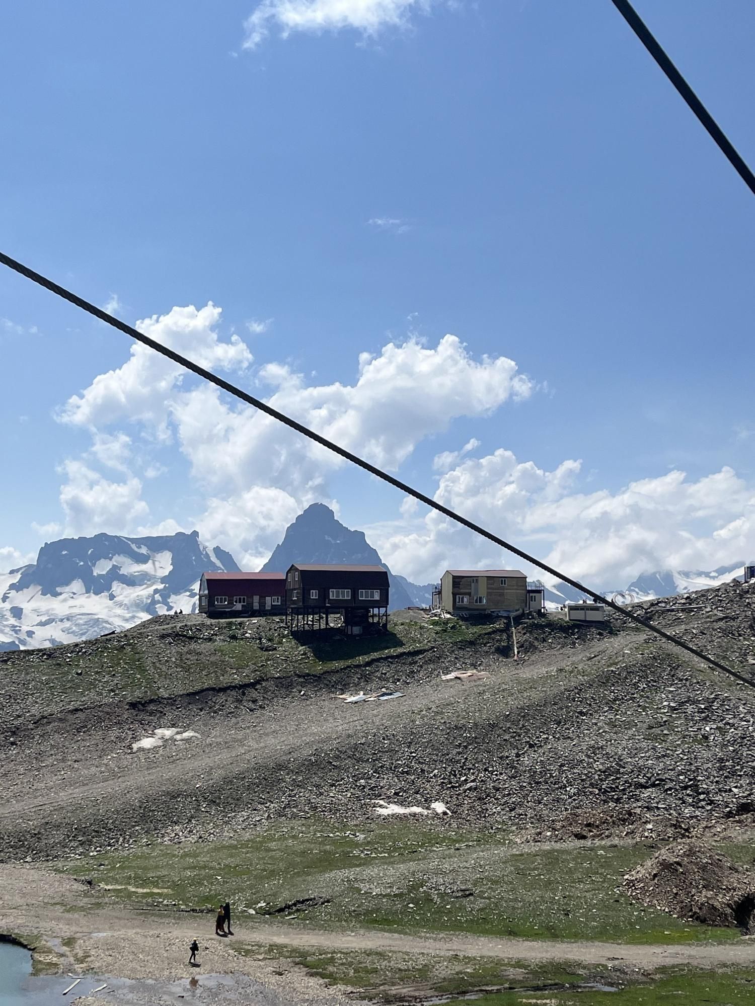 Домбайские домики в горах