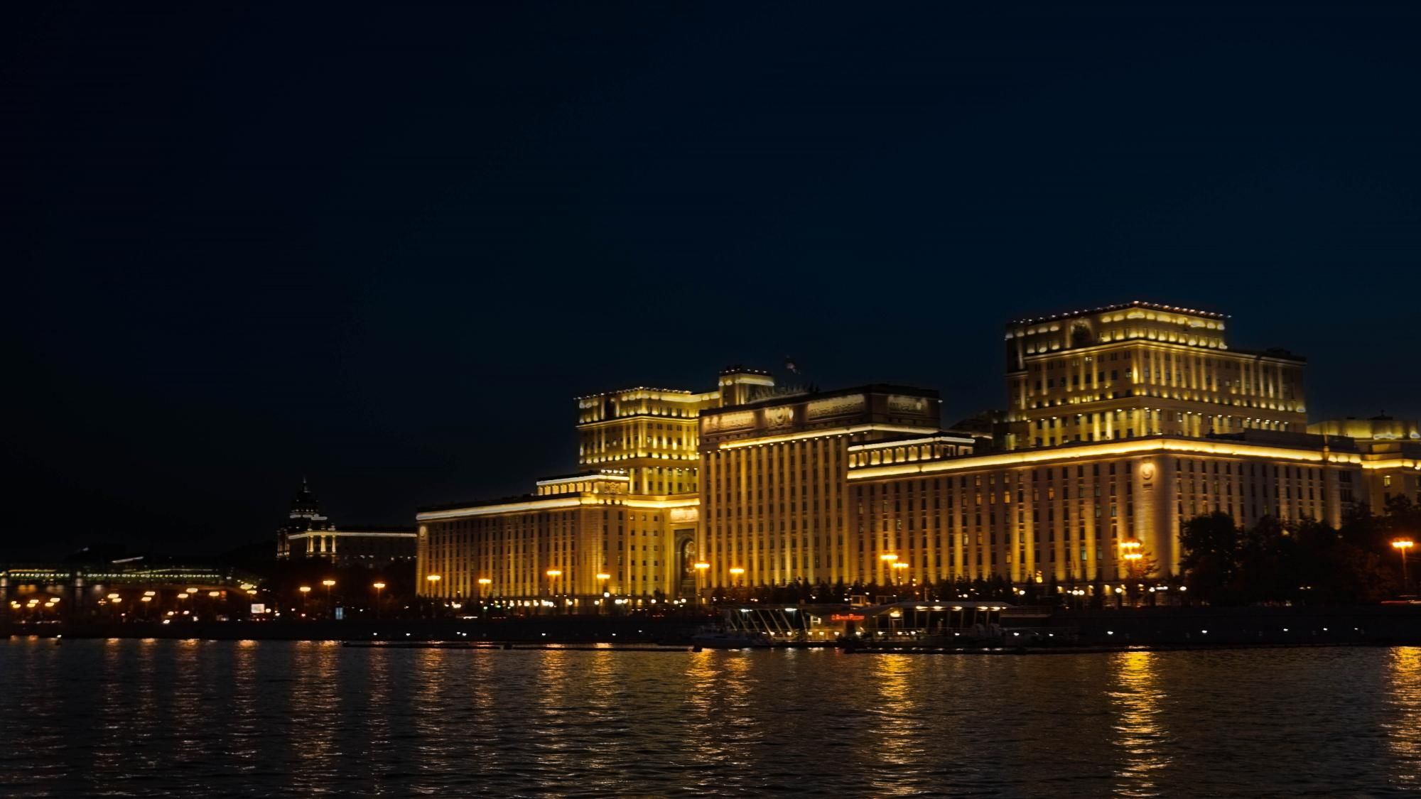 Большое сталинское здание Министерства обороны России