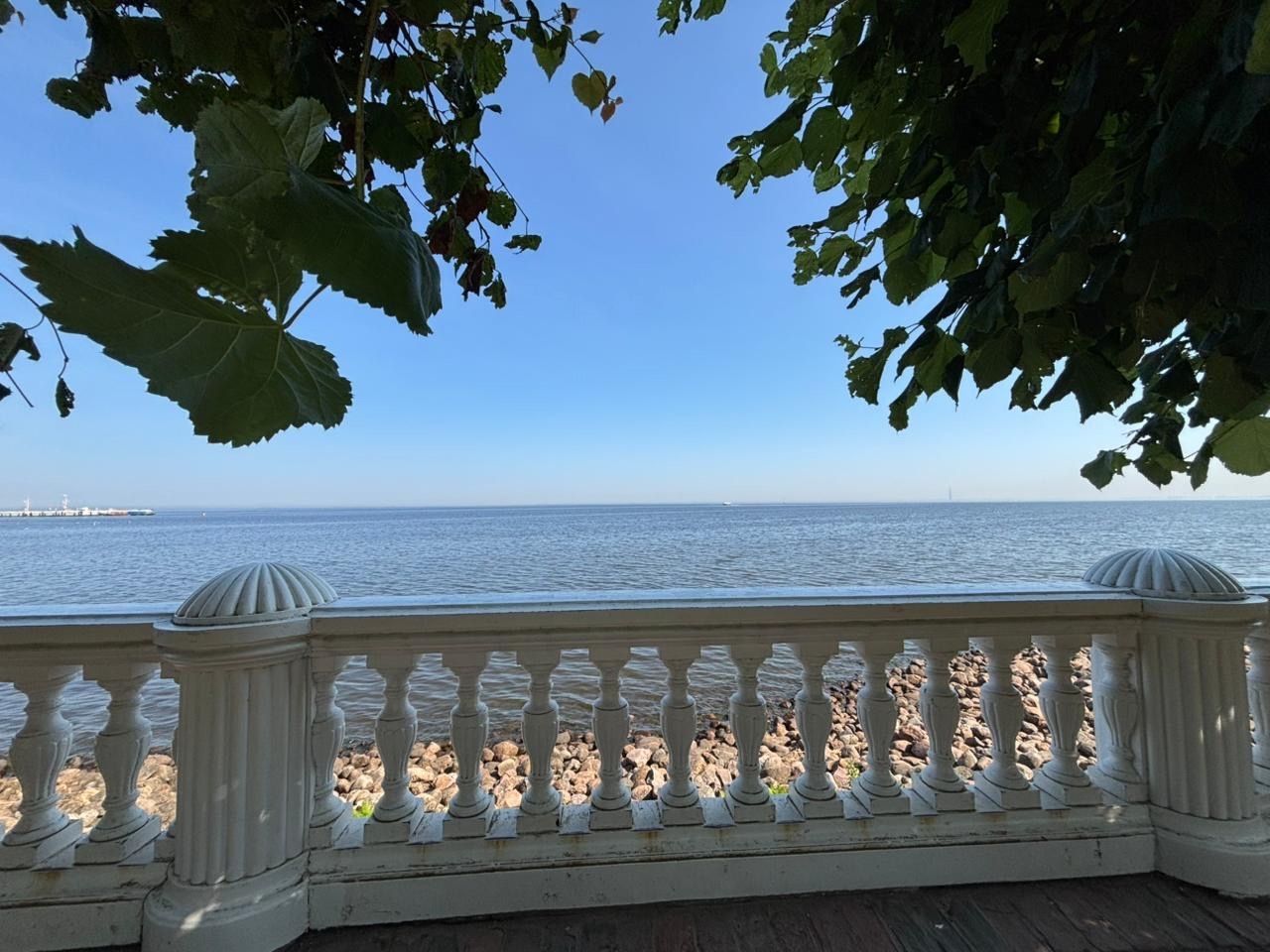 А мне виднеется море.
