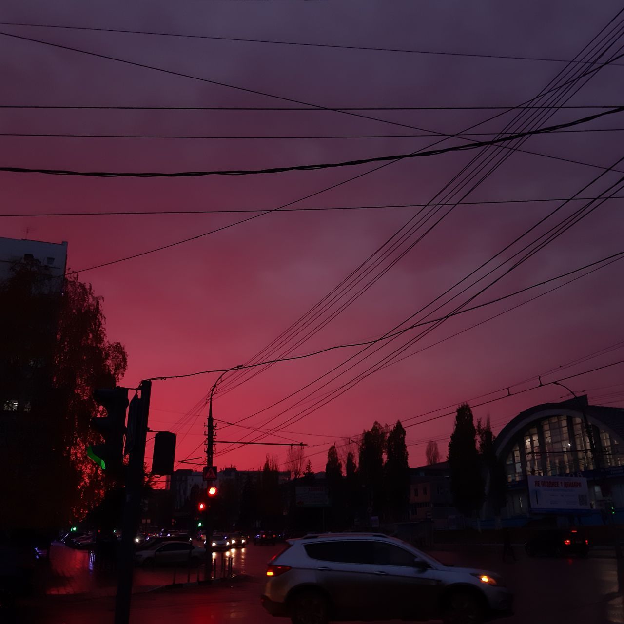 Фото малинового заката в городе