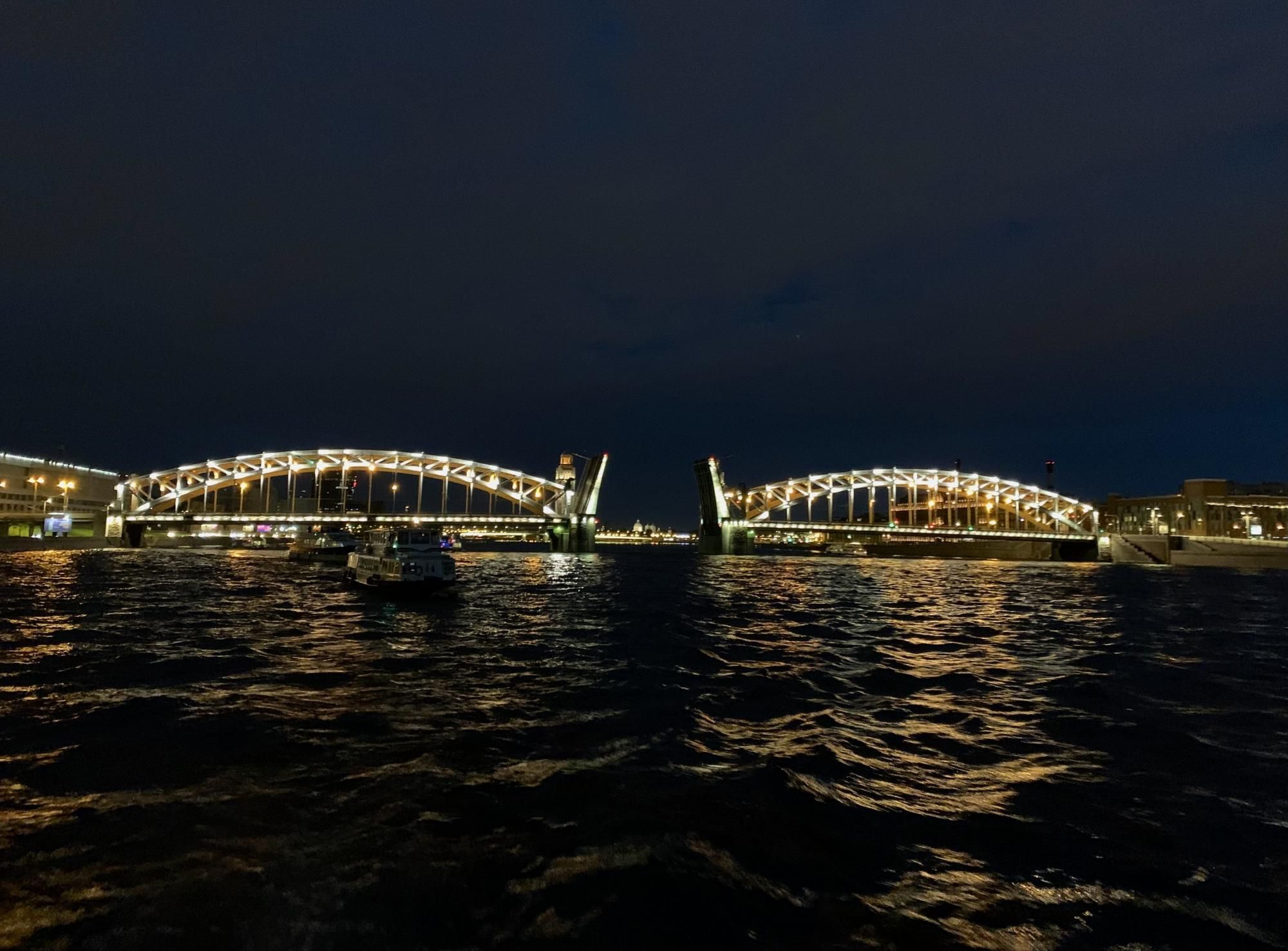 Визитная карточка Санкт-Петербурга - разводные мосты на Неве!