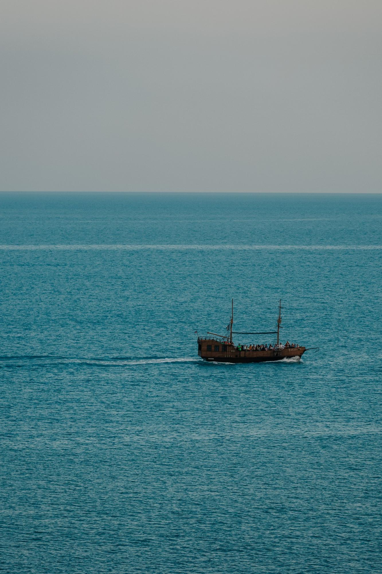 Одинокое судно на просторах  Черного моря
