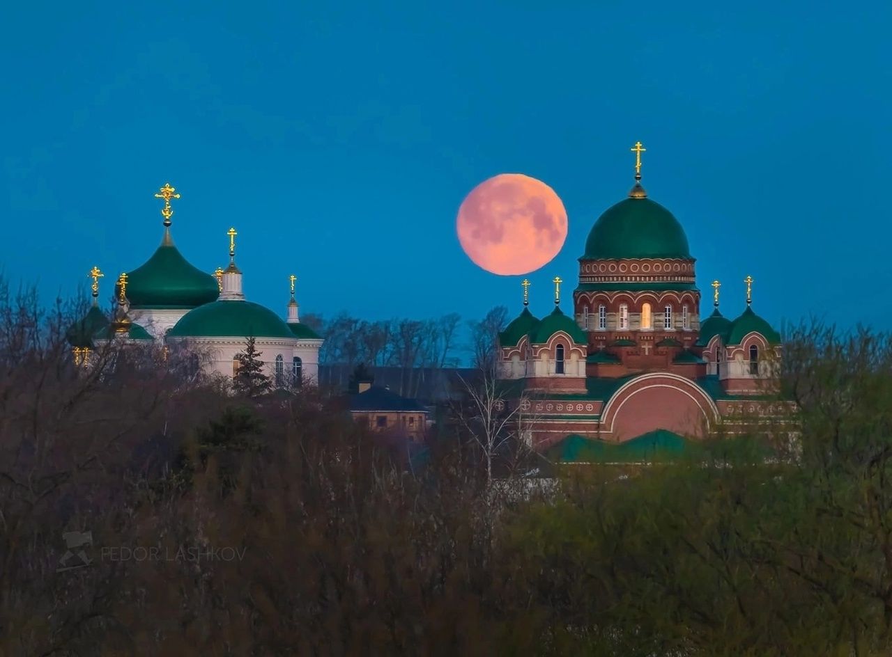 Вечерняя луна.