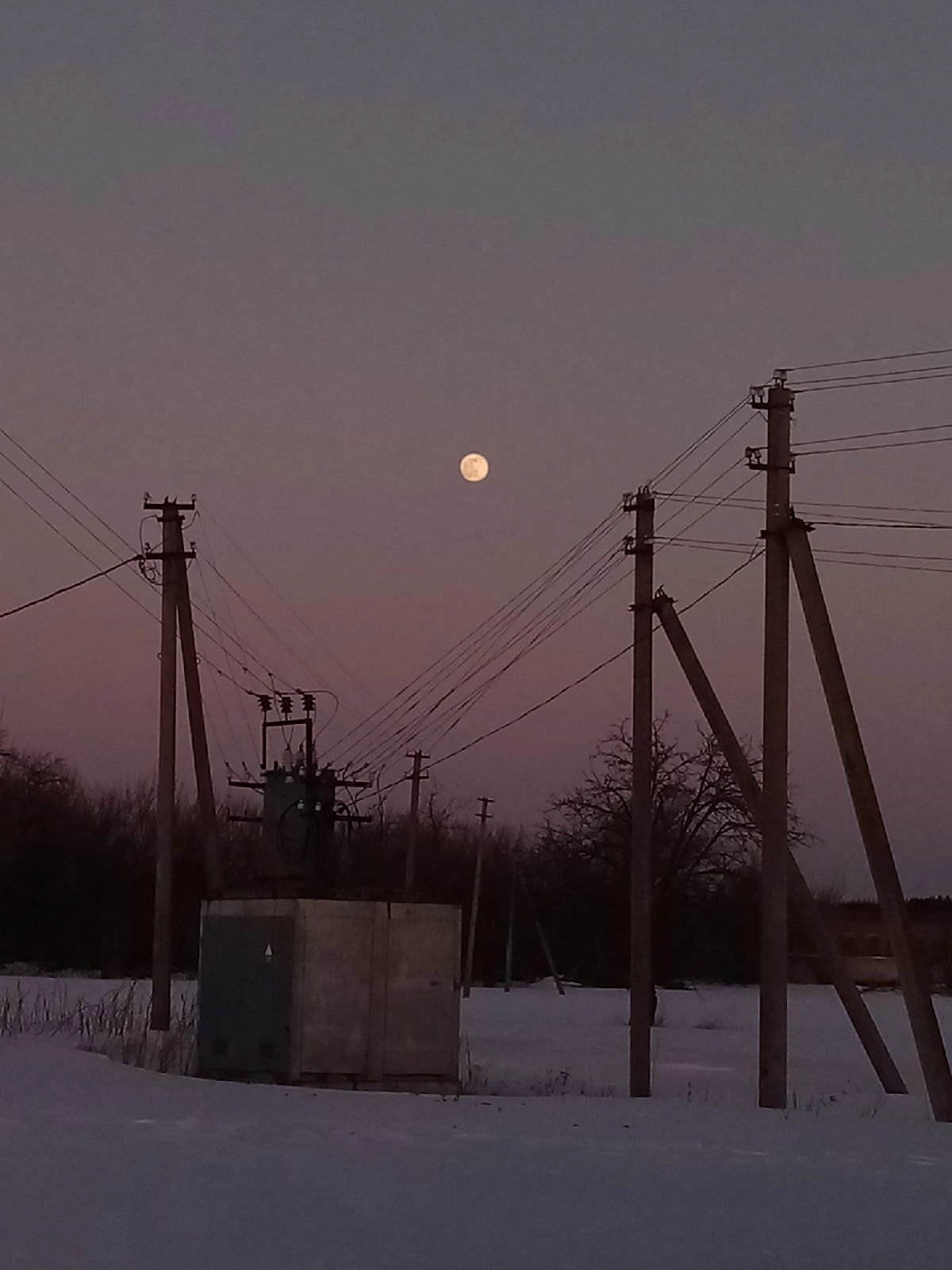 Зима, луна, трансформаторная будка