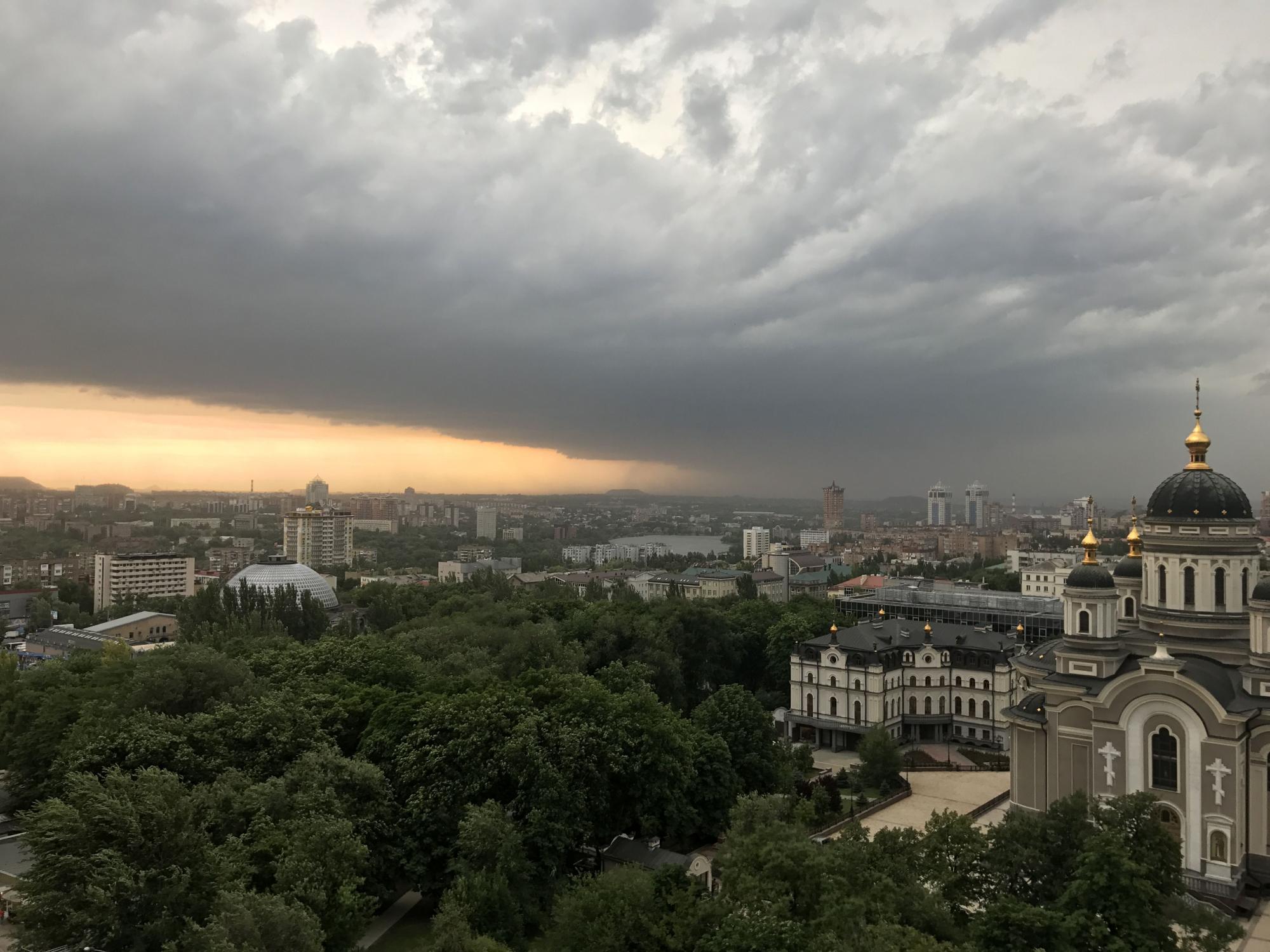 надвигается