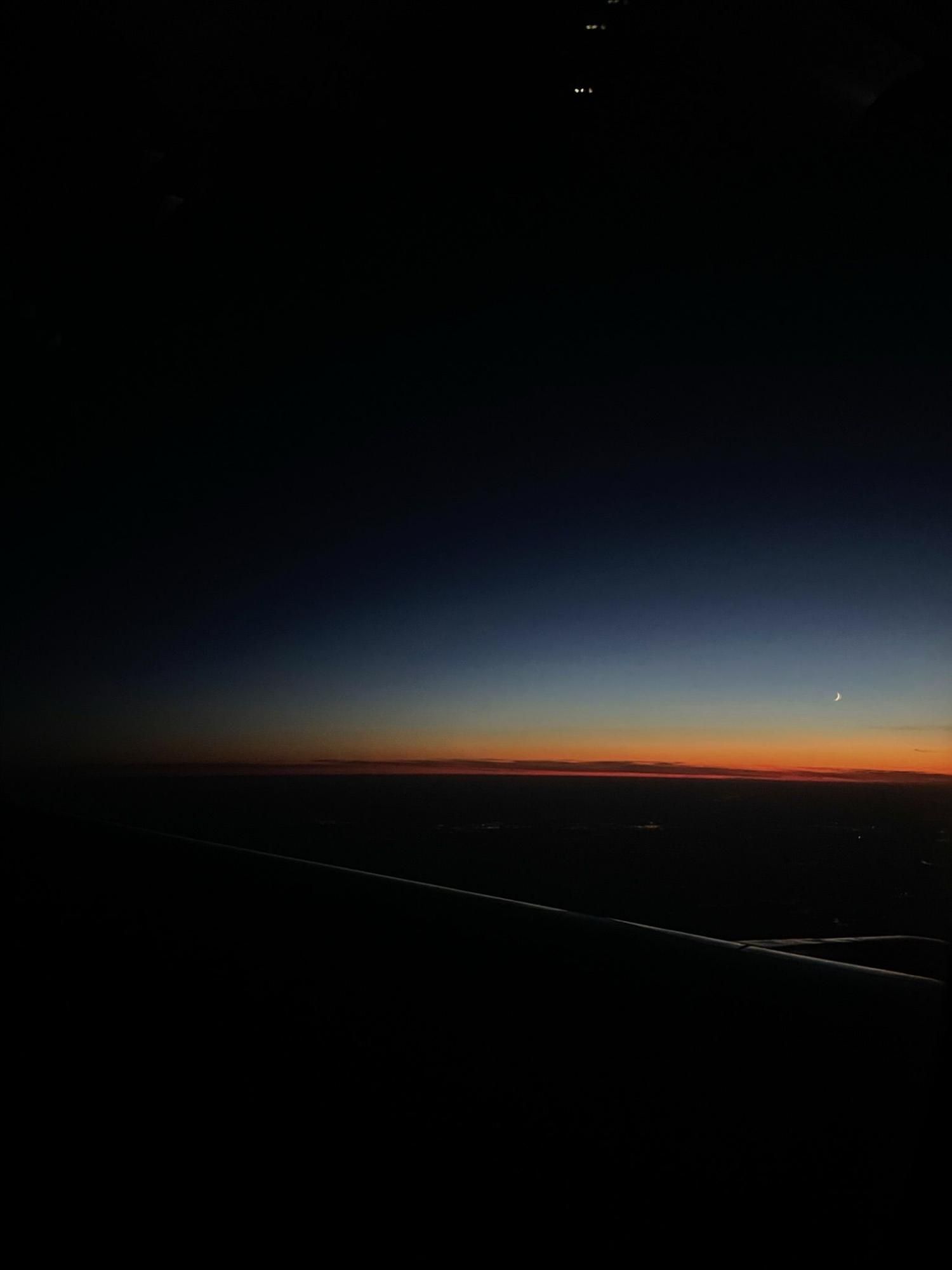 Закат из иллюминатора самолета 