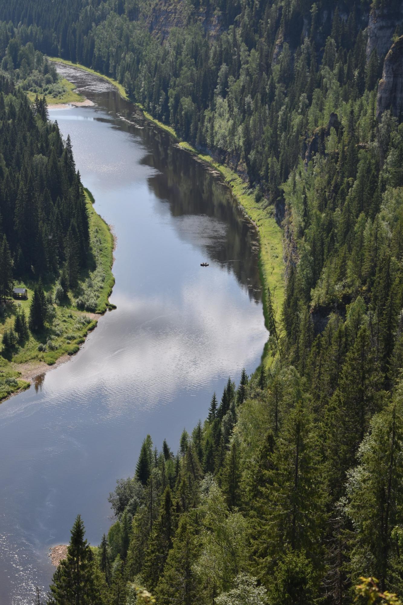 Зеленый лес, живые воды и отблеск неба голубой