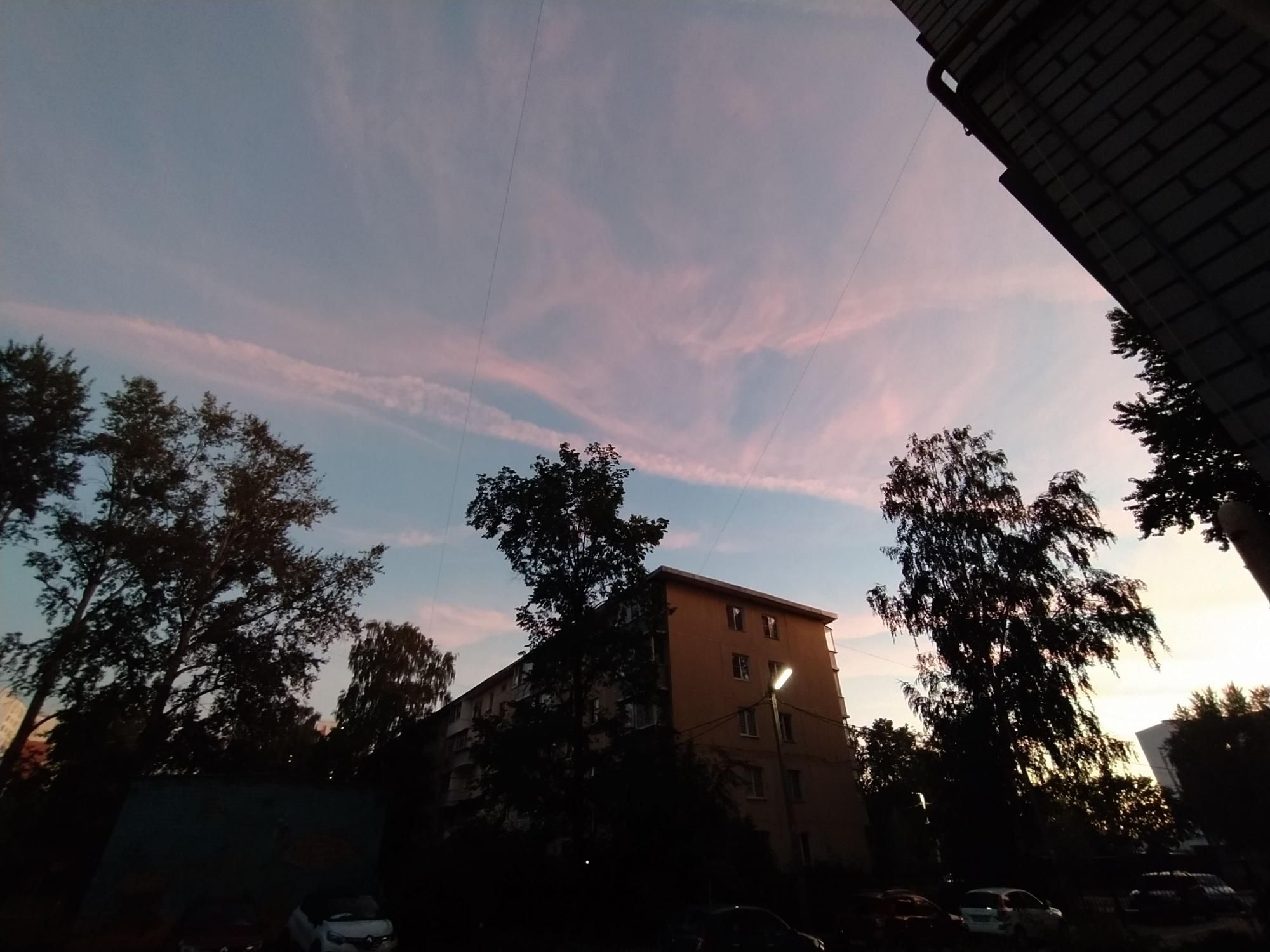 Розовые облака, и голубое небо
