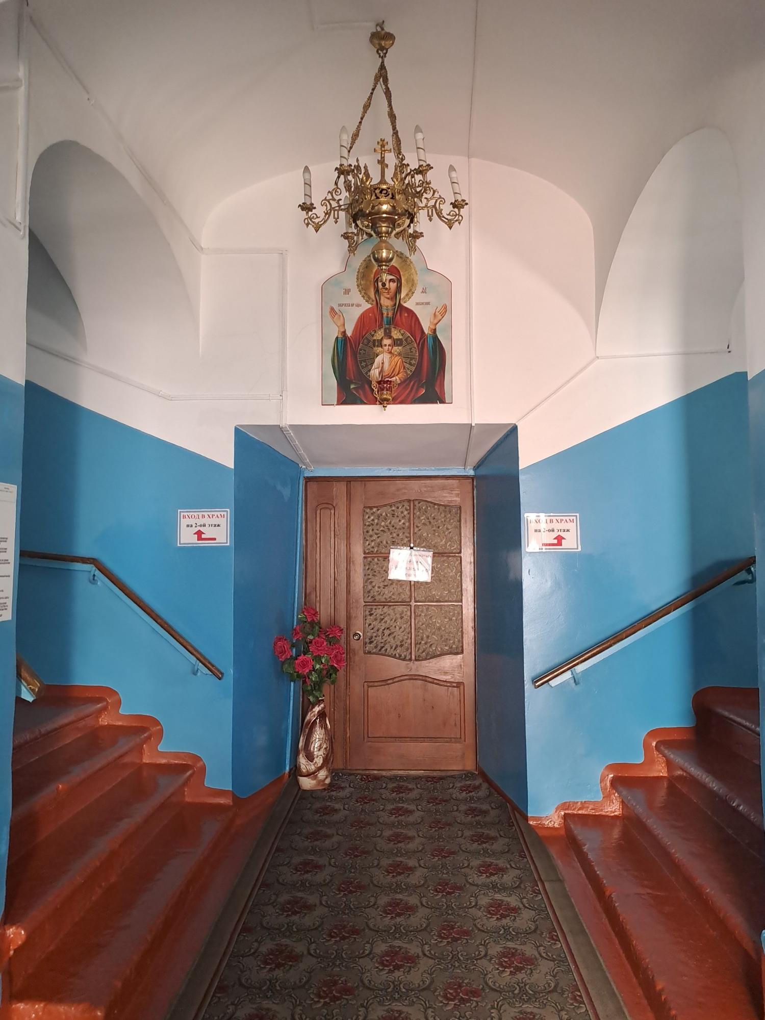 Вход в храм
