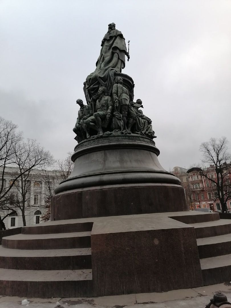 Памятник Екатерине II на площади Островского в Санкт-Петербурге