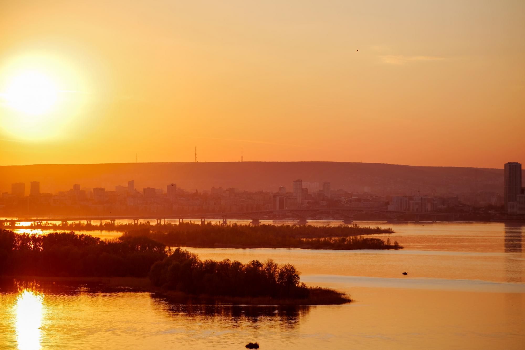 Городской контур: мост и Саратов на закате