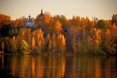 Расплескала осень краски