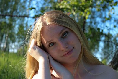 Солнечный луч запутался в её волосах…