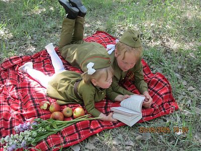 девочки с книжкой