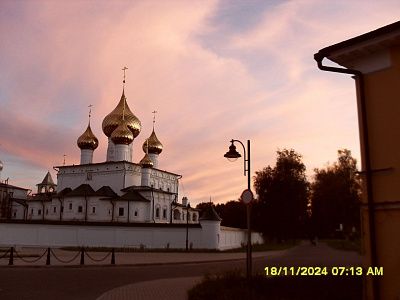 Золотые купола Углича на закате