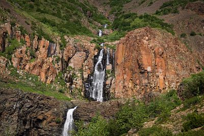 Красные камни