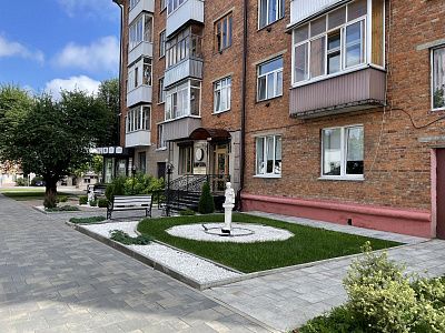 Дворик со скульптурами