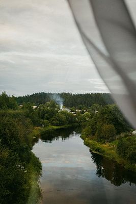 Поезд уносит вперёд, а душа остаётся здесь.