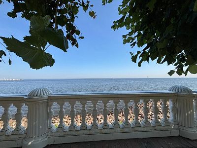 А мне виднеется море.