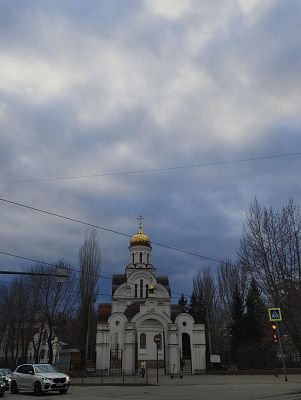 Храм на фоне пасмурного неба