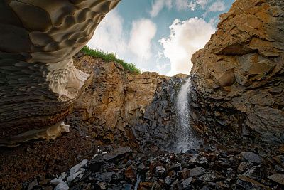 Вода точит снежник