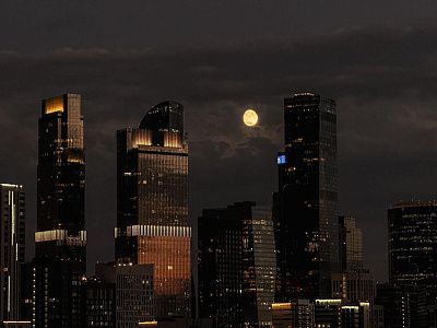 Луна над небоскрёбами