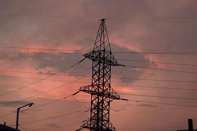 Электропровода разделят небо пополам