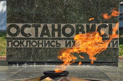 Поклонимся Великим тем годам