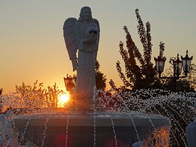 Ангел, держащий в руках Россию