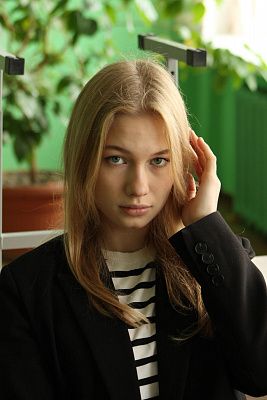 Девушка за партой