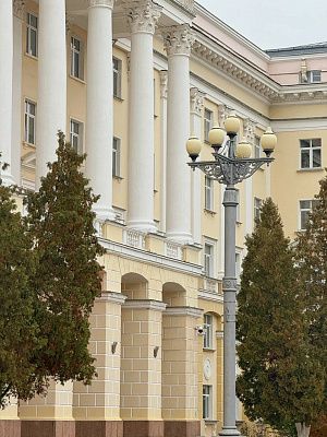 Меж колонн и фонарей
