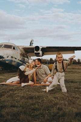 Они смотрят в мирное небо