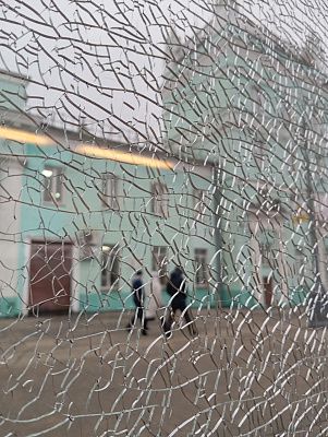 Сквозь стекло