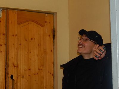 Радующийся жизни в России мужчина